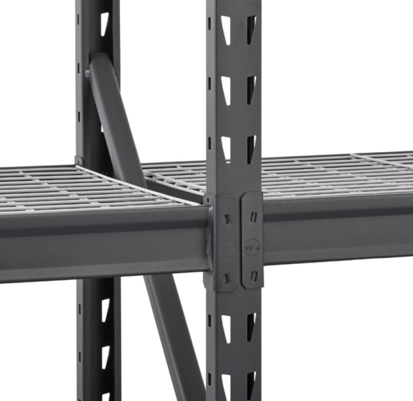 Toma de cómo se pueden ajustar y utilizar dos piezas de este modelo de estante industrial de acero para colocar en almacén.